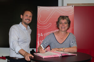 Arthur Joliveau, responsable Ain de Ronalpia et Emmanuelle Merle, vice-présidente de la communauté d'agglomération du Grand Bourg-en-Bresse signent la convention du nouvel incubateur d'entreprises sociales. 