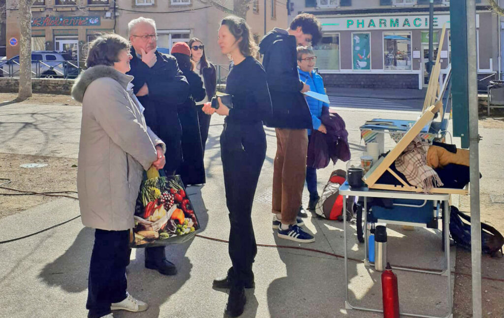 Alizée Dardonville échange sur le logement des seniors sur le marché de Bessenay.