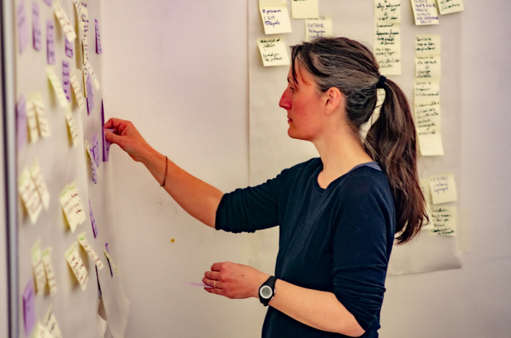 Une entrepreneuse sociale en réflexion dans le cadre de notre accompagnement Changer d'échelle en ruralité.