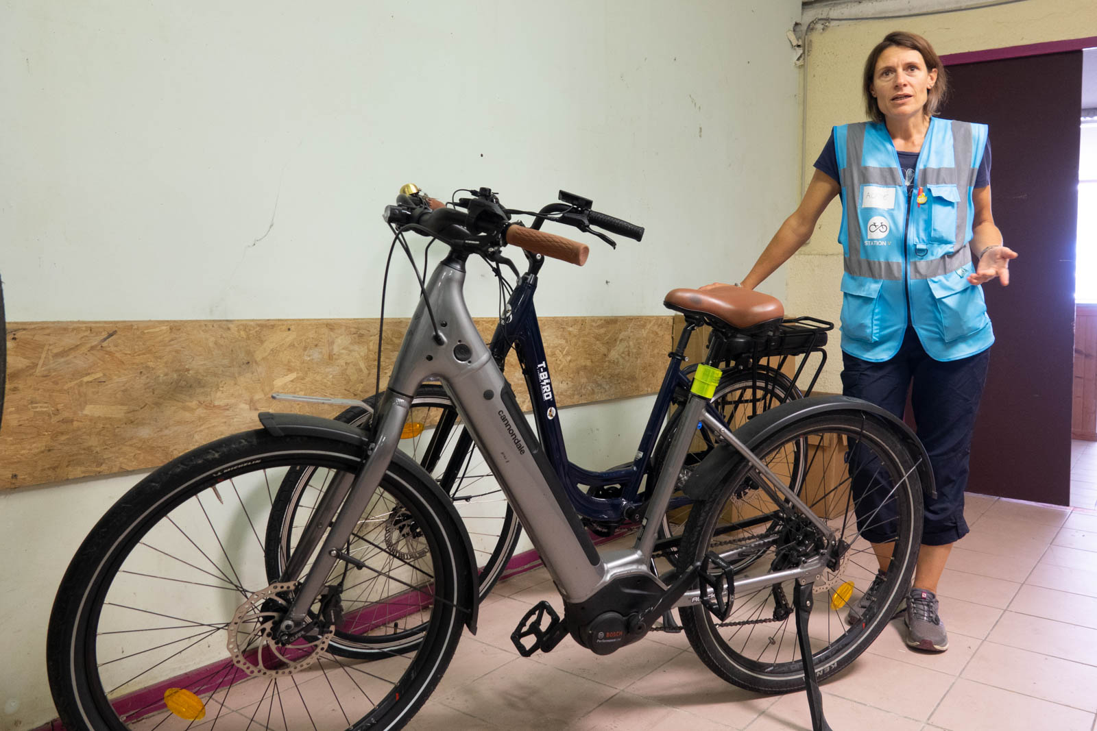 Station V propose des vélos en location à tarif solidaire pour les personnes en précarité.