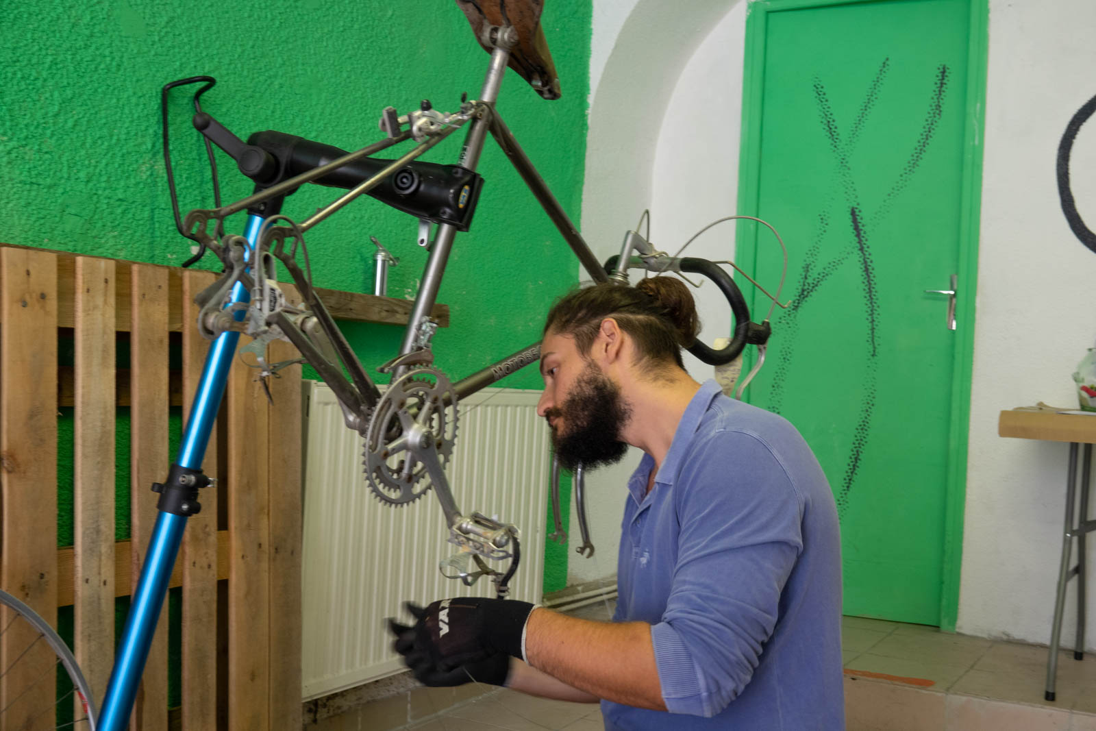 Station V reçoit des vélos en fin de vie pour les valoriser quand c'est possible.