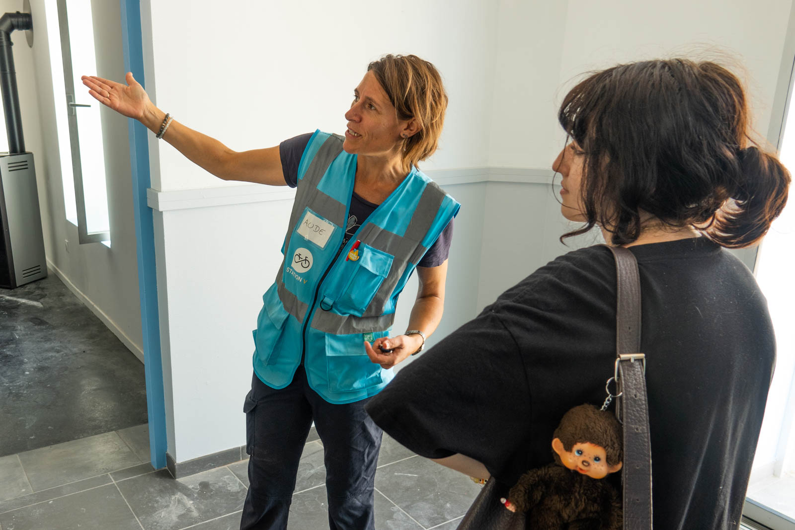 Aude fait visiter le futur lieu d'accueil, l'atelier...